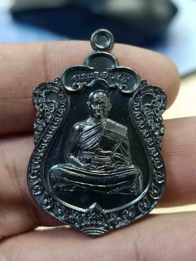 2-676 วัดใจ 100 เหรียญเสมาฉลองอายุวัฒนะมงคล 89 ปี หลวงพ่อรวย อคคฺสาโร วัดมาบตาพุด ระยอง ปี 2566 ทองแดงรมดำ รก.28 หมายเลข 256 กล่องเดิม***วัดจัดสร้าง เสมาต้องมี