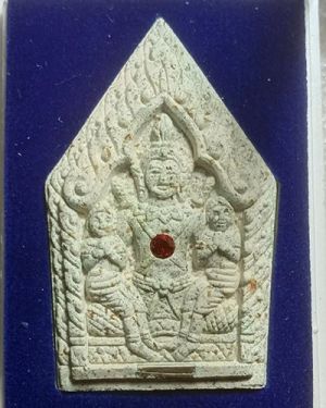 เริ่มต้นที่ 50 บาท พระขุนแผนหลังงั่ง เนื้อว่านขาว รุ่นเสาร์ 5 มหาเศรษฐี หลวงพ่อเมียน กัลยาโน วัดบ้านจะเนียง จ.บุรีรัมย์ ปี 2557 กล่องเดิม