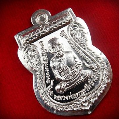 2800.-เหรียญนิรันตราย อ.นอง วัดทรายขาว เนื้อเงินกรรมการไม่ตัดปีก ปี58 no.19 กล่องเดิม