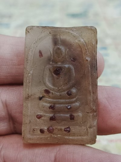 1-1358 วัดใจ 50 พระสมเด็จ พระครูสิริภัทราภรณ์ วัดป่าหลักร้อย อ.โนนไทย จ.นครราชสีมา เนื้อยาง หรือเรซิ่น เนื้อนิ่ม ฝั่งตะกรุด และโรยเม็ดมวลสาร กล่องแทน