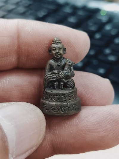 1-1265 วัดใจ 50 กุมารทองเจริญทรัพย์ อุ้มไก่ หลวงพ่อสม วัดบ้านด่าน จ.ปราจีนบุรี ปี 2556 เนื้อทองแดง อุดผงพลาย สวยเดิม หมายเลข 1743 กล่องเดิม