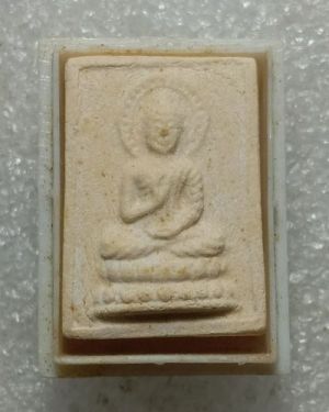 เริ่มต้นที่ 50 บาท พระผงพุทธประทานพร หลังยันต์ห้า กล่องเดิม