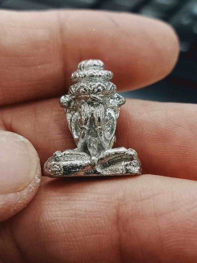 2-1254 วัดใจ 50 พระปิดตาหล่อโบราณ รวย รวย รวย หลวงปู่หมุน วัดบ้านจาน จ.ศรีสะเกษ ชุบเงิน หมายเลข 2250 กล่องเดิม