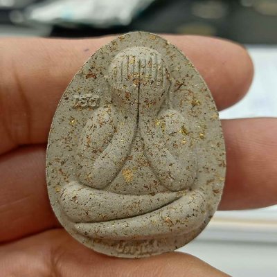 2-712 วัดใจ 50 พระผงปิดตา เฮง แสนล้าน หลวงปู่เฮง ปภาโส (บ้านด่านช่องจอม) ออกวัดสะตอน้อย อ.ขลุง จ.จันทบุรี ปี 2565 เนื้อเทาผงธูป โรยตะไบทอง หมายเลข 1412 กล่องเดิม