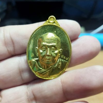 2-801 วัดใจ 100 เหรียญรูปไข่รุ่นแรก(ตอก1) หลวงปู่หนูอินทร์ สำนักสงฆ์หัวภูลังกาใต้ อ.บ้านแพง จ.นครพนม ปี 2562 เนื้อทองฝาบาตร หมายเลข129 กล่องเดิม