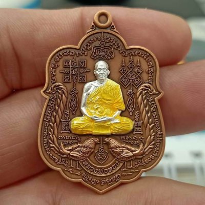 2-285 วัดใจ 100 เหรียญรวยหมื่นล้าน 6 รอบ หลวงพ่อทอง วัดบ้านไร่ จ.นครราชสีมา เนื้อทองแดงซาติน หน้ากากเงิน ลงยาจีวร หมายเลข 83 เหรียญ กล่องเดิม