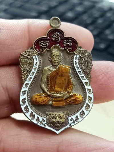 2-1839 วัดใจ 100 เหรียญเสมาเสือคาบแก้ว หลวงพ่อคูณ วรปญฺโญ วัดบัลลังก์ อ.โนนไทย จ.นครราชสีมา ปี 2567 เนื้อมหาชนวน ลงยาขอบ จีวร หมายเลข 91 กล่องเดิม