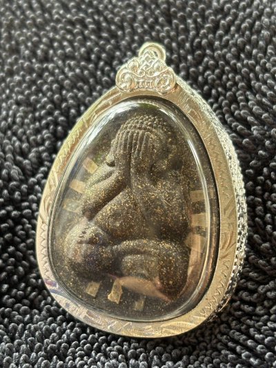 หลวงพ่อคูณ วัดบ้านไร่ ปิดตานวะมหามงคล แซยิด 76 ปี เนื้อผงใบลาน ตะกรุดเงิน 9 ดอก โรยผงตะไบพระกริ่ง ปี 2542 พร้อมเลี่ยมและกล่องเดิม