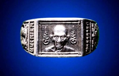 แหวนรุ่นเลื่อนสมณศักดิ์ เนื้อเงิน ปี 59 หลวงพ่อรวย วัดตะโก อีกหนึ่งในวัตถุมงคลหลักของหลวงพ่อรวย นิยม หายาก สภาพสวย โค๊ตชัด พร้อมบัตรรับรอง 2 ใบครับ