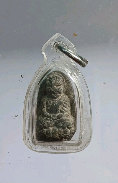 พระผงของขวัญ หลวงปู่ทวด วัดห้วยมงคล  เป็นพระผงเนื้อว่านผสมมวลสารมงคลต่างๆ เช่น ดินกากยายักษ์