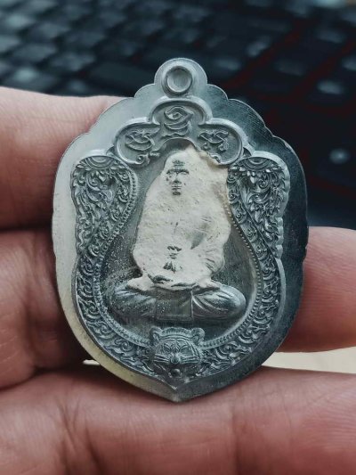 2-1542 วัดใจ 150 เหรียญเสมาเสือคาบแก้ว อายุ 7 รอบ หลวงปู่บุญมา สำนักสงฆ์เขาแก้วทอง จ.ปราจีนบุรี 2567 ตะกั่ว ไม่ตัดปีก จารมือ เจิมแป้ง หมายเลข 122 สร้าง 169 เหรียญ กล่องเดิม***งานสวย