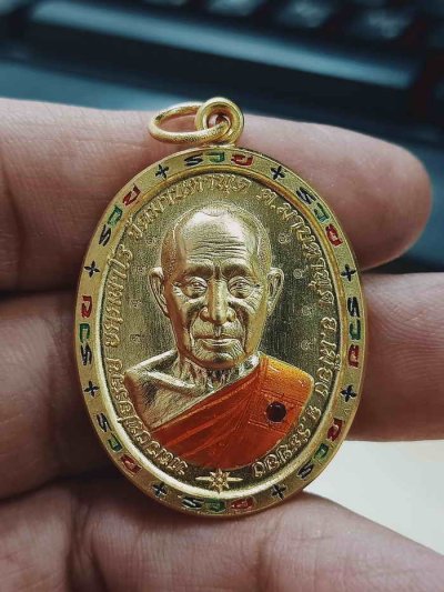 2-1090 วัดใจ 150 เหรียญขอบรวย รุ่นชนะจน หลวงพ่อรวย วัดมาบตาพุด จ.ระยอง ปี 2566 ชุดชนวน เนื้อชนวนกะไหล่ทอง ตอก 9 รอบ ฝังพลอยแดง ลงยา หมายเลข 690 สร้าง 750 เหรียญ กล่องเดิม***สถาบัน ACI รับรอง