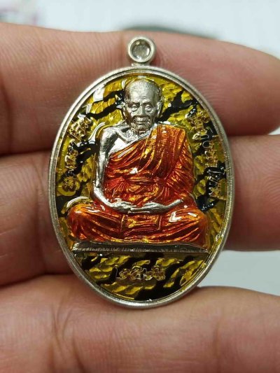 2-332 วัดใจ 100 เหรียญรุ่นอริยสงฆ์ ที่ระลึกอายุครบ 106 ปี หลวงปู่อิ่ม วัดทุ่งนาใหม่ จ.นครศรีธรรมราช ปี 2566 เนื้ออัลปาก้า ลงยาลายเสือ จีวร หลังยันต์พ่อคล้าย หมายเลข 26 กล่องเดิม