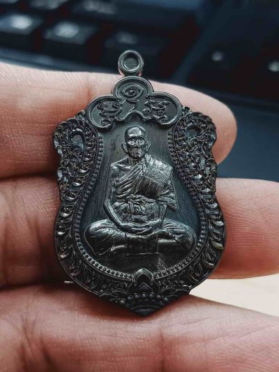 2-1142 วัดใจ 100 เหรียญเสมา 94 ปี รุ่นแรก หลวงปู่สวน วัดวังทรายพูน จ.พิจิตร 2567 ทองแดงรมดำ หมายเลข 47 สร้าง 376 เหรียญ กล่องเดิม