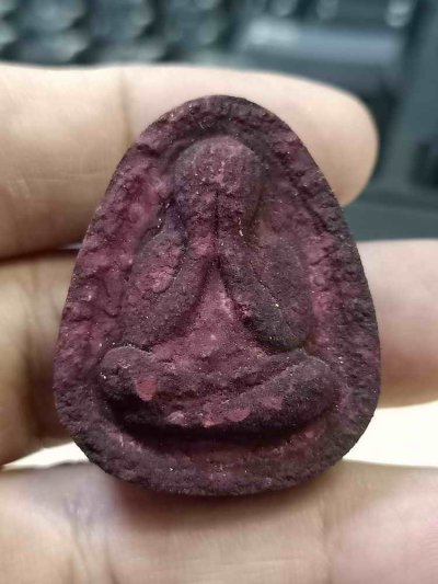 2-883 วัดใจ 100 พระปิดตาจัมโบ้ ฉลองอายุ ครบ 7 รอบ หลวงปู่สมาน ที่พักสงฆ์เขายางหัก ราชบุรี 2566 เนื้อดำโบราณสนิมแดง แถมยกลัง หมายเลข 11 กล่องเดิม