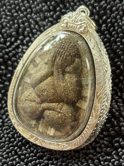 หลวงพ่อคูณ วัดบ้านไร่ ปิดตานวะมหามงคล แซยิด 76 ปี เนื้อผงใบลาน ตะกรุดเงิน 9 ดอก โรยผงตะไบพระกริ่ง ปี 2542 พร้อมเลี่ยมและกล่องเดิม