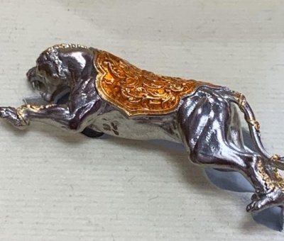 รูปหล่อเสือ รุ่น เจ้าพระยาเสือดำ หลวงปู่บุญมา โชติธมโม สำนักสงฆ์เขาแก้วทอง จ.ปราจีนบุรี ปี 2565 ขนาด 4 ซม เนื้อซิลเวอร์พลัส เครื่องทรงทอง พื้นส้ม หมายเลข 85 พร้อมกล่องเดิม