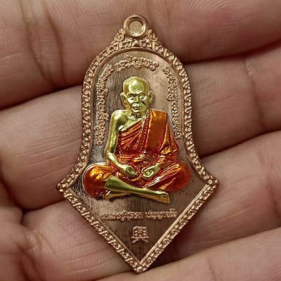 2-156 วัดใจ 100 เหรียญท้าวเวสสุวรรณ เจริญพร มหาเฮง 65 หลวงปู่บุดดา วัดป่าใต้พัฒนาราม จ.สระแก้ว ปี 2565 ทองแดงหน้าทองทิพย์ ลงยาจีวร หมายเลข 9 กล่องเดิม