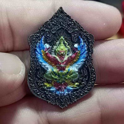 2-268 วัดใจ 50 เหรียญหล่อโบราณพญาครุฑ รุ่นรวยชนะจน 999 หลวงปู่อิ่ม วัดทุ่งนาใหม่ จ.นครศรีธรรมราช ปี 2566 เนื้อแบล็คโรเดียม องค์เพ้นท์สี หมายเลข 1046 กล่องเดิม