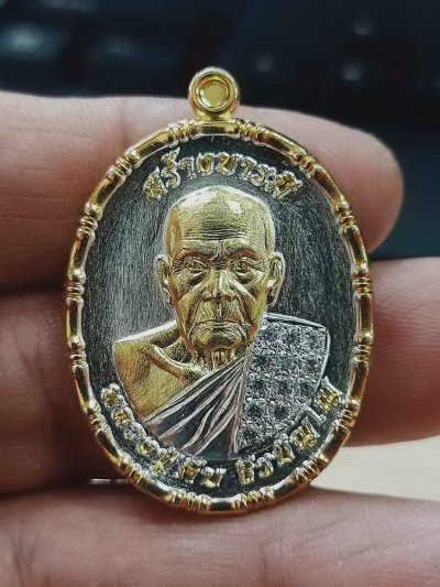 2-1103 วัดใจ 200 เหรียญสร้างบารมี 9 รอบ หลวงปู่คีบ วัดป่าสุทธาวาส จ.นครพนม ปี 2567 เนื้อ 2K องค์ทอง ฝังเพชร CZ เต็มจีวร หมายเลข 58 สร้าง 59 เหรียญ กล่องเดิม***ป๋อง สุพรรณ การันตี