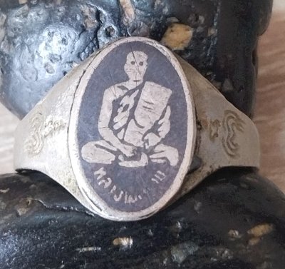 แหวนเงินลงถมหลวงพ่อแพ วัดพิกุลทอง สิงห์บุรี