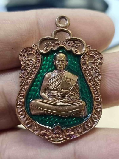 2-680 วัดใจ 100 เหรียญเสมาฉลองอายุวัฒนะมงคล 89 ปี หลวงพ่อรวย อคคฺสาโร วัดมาบตาพุด ระยอง ปี 2566 ทองแดงผิวไฟ ลงยาเขียว รก.26 หมายเลข 890 กล่องเดิม***วัดจัดสร้าง เสมาต้องมี