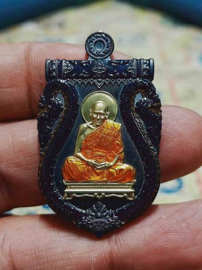 2-1438 วัดใจ 150 เหรียญเสมา บารมีครู หลวงปู่สมาน ที่พักสงฆ์เขายางหัก ราชบุรี 2567 เนื้อทองแดง ขอบ หน้กาก ลงยาจีวร หมายเลข 62 สร้าง 69 เหรียญ กล่องเดิม