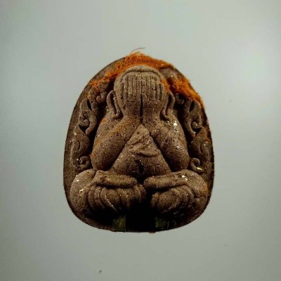 2-424 วัดใจ 100 ปิดตา กนกข้างบูชาครู หลวงพ่อนงค์ วัดบางน้ำชน ฝั่งธนบุรี จ.กรุงเทพ ปี 2565 เนื้อผงสีชานหมาก อัดแน่นมวลสาร+ฝังตะกรุดทองทิพย์ 2 ดอก ตอกเลข 920 กล่องเดิม