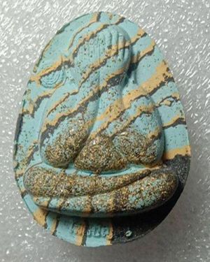 พระปิดตาจัมโบ้ปลดหนี้ รุ่นแรก มหาเศรษฐีรวยสมปรารถนา พระอาจารย์สุริยันต์ โฆสปัญโญ วัดป่าวังน้ำเย็น จ.มหาสารคาม ปี2566 เนื้อฟ้าลายเสือ โรยว่านสาวหลง เลขโค๊ต 190 พร้อมกล่องเดิม