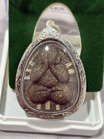 หลวงพ่อคูณ วัดบ้านไร่ ปิดตานวะมหามงคล แซยิด 76 ปี เนื้อผงใบลาน ตะกรุดเงิน 9 ดอก โรยผงตะไบพระกริ่ง ปี 2542 พร้อมเลี่ยมและกล่องเดิม