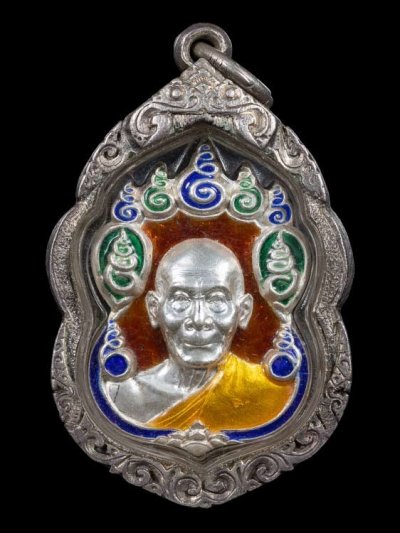 3000.-เหรียญ 9 ยอด หลวงพ่อพูล วัดไผ่ล้อม อายุครบ 90 ปี ปี2545 จ.นครปฐม เนื้อเงินลงยา เลี่ยมเงิน องค์ที่1