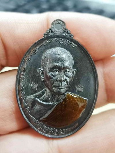 2-1915 วัดใจ 100 เหรียญบารมีโชติธมฺโม หลวงปู่บุญมา สำนักสงฆ์เขาแก้วทอง จ.ปราจีนบุรี 2568 ทองแดงรมดำ ลงยาจีวร หมายเลข 71 กล่องเดิม