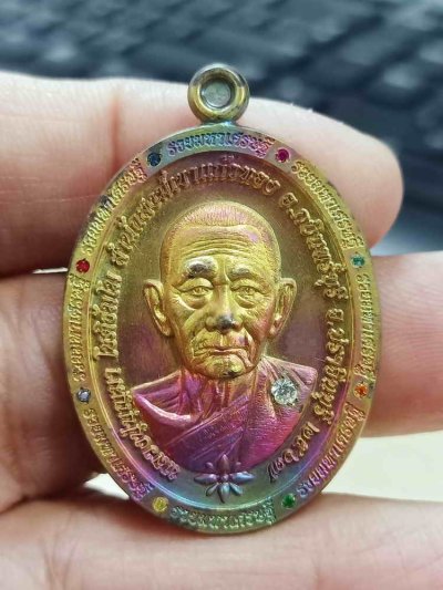 2-1919 วัดใจ 100 เหรียญรวยมหามงคล หลวงปู่บุญมา สำนักสงฆ์เขาแก้วทอง จ.ปราจีนบุรี 2567 ชนวนรุ้ง ขอบ cz นพเก้า หมายเลข 49 กล่องเดิม