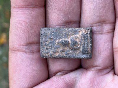 พระผงพรายสมุทร (พระผงกระดูกผี) พิมพ์ปรกโพธิ์เล็ก (โพธิ์ข้าง) หลวงพ่อเจิม วัดหอยราก พ.ศ. 2499