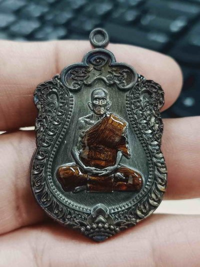 2-1352 วัดใจ 100 เหรียญเสมา 94 ปี รุ่นแรก หลวงปู่สวน วัดวังทรายพูน จ.พิจิตร 2567 ทองแดงรมดำ ลงยาจีวร หมายเลข 79 สร้าง 94 เหรียญ กล่องเดิม