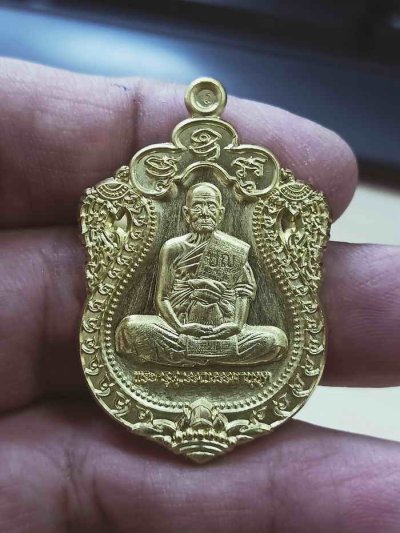 2-1084 วัดใจ 100 เหรียญเสมา 100 ปี บารมีปิยธมโม หลวงพ่อสมบุญ วัดลำพันบอง จ.สุพรรณบุรี ปี 2567 ทองทิพย์ หมายเลข 45 กล่องเดิม***สายสุพรรณดันดี