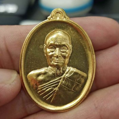 2-482 วัดใจ 100 เหรียญเจริญสุข หลวงพ่อแสวง วัดลาดปลาดุก จ.นนทบุรี ปี 2559 เนื้อทองทิพย์ ไม่ตัดปีก หมายเลข 744 กล่องเดิม