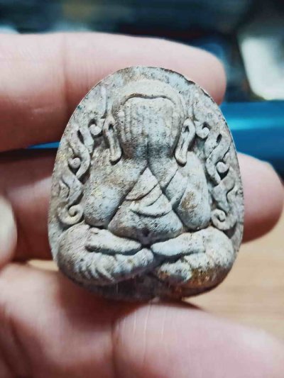 2-1477 วัดใจ 100 พระปิดตากนกข้างบูชาครู หลวงปู่โต๊ะ หลวงพ่อนงค์ วัดบางน้ำชน ธนบุรี จ.กรุงเทพ ปี 2565 จัมโบ้ มวลสารดี ตะกรุดทองแดง 2 ดอก หมายเลข 379 กล่องเดิม