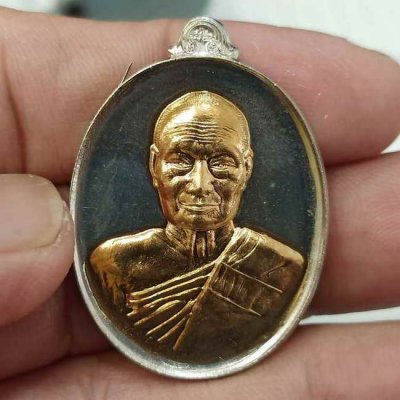 2-481 วัดใจ 100 เหรียญเจริญสุข หลวงพ่อแสวง วัดลาดปลาดุก จ.นนทบุรี ปี 2559 เนื้ออัลปาก้าสอดทองสัตตะ หมายเลข 392 กล่องเดิม