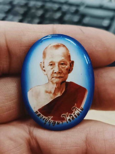 2-1240 วัดใจ 100 ล็อกเก็ต รุ่นมัจฉาเทวามหาทรัพย์ หลวงปู่บุญมา สำนักสงฆ์เขาแก้วทอง จ.ปราจีนบุรี 2567 ฉากฟ้าขาว หลังปิดมวลสาร ตะกรุดเงิน หมายเลข 49 กล่องเดิม***งานสวยๆ