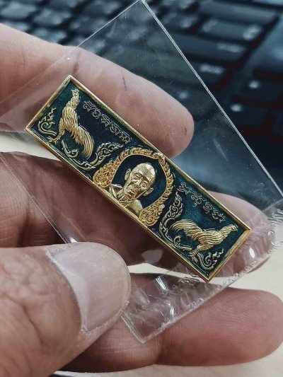 2-1250 วัดใจ 100 หัวเลส แท้ทัน รุ่นแรก วัดสร้าง รวยรวย เฮงเฮง หลวงปู่รอด วัดโคกกรม จ.สุรินทร์ กะไหล่ทอง ลงยาเขียว หัวตรง น้ำหนักขนาด 3 บาท หมายเลข 113 กล่องเดิม***ไม่เคยใช้ ถ่ายทั้งซีล