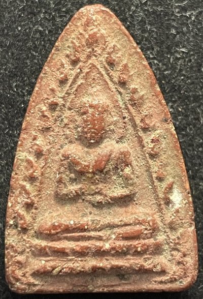 หลวงปู่เฮี้ยง พิมพ์ประทานพรหลังพระพุทธ วัดป่า จ.ชลบุรี เนื้อผงผสมว่านสบู่เลือด