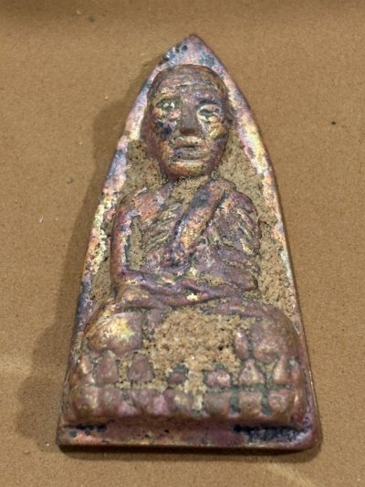 หลวงปู่ทวดหลังเตารีด พิมพ์ใหญ่ เทดินไทย รุ่นแรก เนื้อนวะโลหะ หลวงพ่อรวย วัดตะโก รุ่นรวยนิรันตราย ปี 56 หมายเลข 3693 พร้อมกล่องเดิม