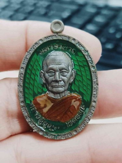 2-1534 วัดใจ 100 เหรียญมหาอำนาจ หลวงปู่บุญมา สำนักสงฆ์เขาแก้วทอง จ.ปราจีนบุรี 2567 ชนวนลงยา พื้นเขียว จีวร หลังปัดสีองค์พญาครุฑ หมายเลข 13 กล่องเดิม