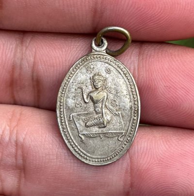 เหรียญนางกวัก หลังปลาตะเพียน เนื้ออัลปาก้า หลวงพ่อจง วัดหน้าต่างนอก อยุธยาฯ ปี 2501