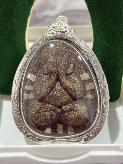 หลวงพ่อคูณ วัดบ้านไร่ ปิดตานวะมหามงคล แซยิด 76 ปี เนื้อผงใบลาน ตะกรุดเงิน 9 ดอก โรยผงตะไบพระกริ่ง ปี 2542 พร้อมเลี่ยมและกล่องเดิม