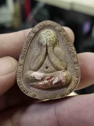 2-1 วัดใจ 100 พระปิดตาจัมโบ้ ฉลองอายุ ครบ 7 รอบ หลวงปู่สมาน ที่พักสงฆ์เขายางหัก ราชบุรี 2566 เนื้อโบราณโรยว่าน108+แบงค์+งช. หลังปิดทองคำเปวโบราณ หมายเลข 17 กล่องเดิม