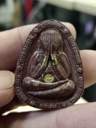 2-2 วัดใจ 100 พระปิดตาจัมโบ้ ฉลองอายุ ครบ 7 รอบ หลวงปู่สมาน ที่พักสงฆ์เขายางหัก ราชบุรี 2566 เนื้อสบู่เลือด กำไลคู่ อุดนะโม ฝังจีวรโรยผงกระดาน หมายเลข 21 กล่องเดิม