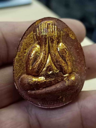 2-33 วัดใจ 100 พระปิดตาจัมโบ้ปลดหนี้ หลวงพ่อสิน ภัททาจาโร วัดละหารใหญ่ จ.ระยอง 2565 เนื้อขาว ลงรัก ปิดทอง หมายเลข 120 กล่องเดิม