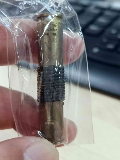 2-1580 วัดใจ 100 ตะกรุดลูกปืน มหาอุตม์ พระอาจารย์เลี้ยง วัดจอมเกษ จ.อยุธยา เชือกดำ ติดทอง ขนาด 9mm หมายเลข 48 กล่องเดิม